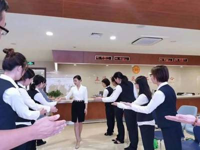 主題教育進行時 立足崗位、強化服務意識——開展窗口服務禮儀培訓